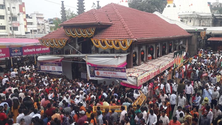 शुक्रवारी आणि शनिवारी साडे आठ लाखांवर भाविकांनी दर्शन घेतले.