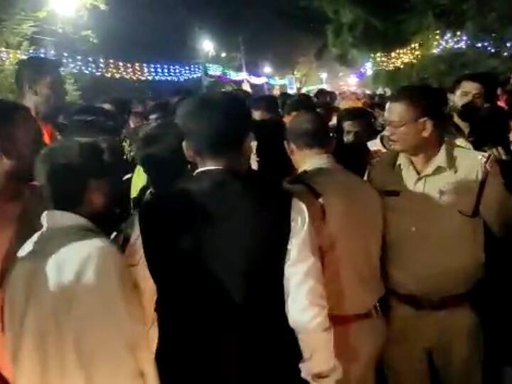 Ujjain 3 youths from minority community entered Garba pandal without permission watch video ann Ujjain News: अल्पसंख्यक वर्ग के 3 युवक बिना अनुमति गरबा पंडाल में घुसे, लोगों ने पुलिस के सामने जमकर पीटा, देखें वीडियो