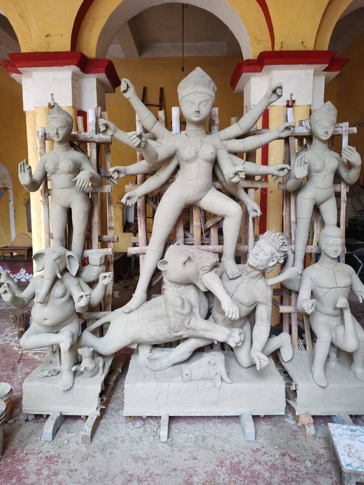 সপ্তমী থেকে দশমী ১৮ টি ভাগে অন্নভোগ নিবেদন করা হয় মা দুর্গাকে। মুখে কাপড় বেঁধে রান্না করতে হয় ভোগ। এই পুজোর বিসর্জন প্রতিষ্ঠিত পুকুরেই হয়ে থাকে।