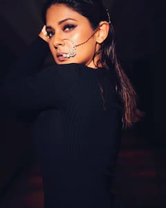 Jennifer Winget Pics: टाइट ड्रेस में जेनिफर विंगेट की इन तस्वीरों ने मचाई सनसनी, अदाएं देख फैंस की धड़कनें हुईं तेज