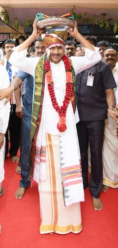 In Pics : దుర్గమ్మకు పట్టువస్త్రాలు సమర్పించిన సీఎం జగన్