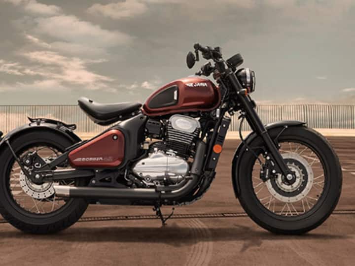 जावा 42 बॉबरची डिझाइन जावा पेराक बॉबर सारखीच आहे. या बाईकमध्ये राउंड एलईडी हेडलॅम्प्स, राउंड एलईडी टेललॅम्प्स आणि स्मॉल टर्न इंडिकेटर देण्यात आले आहेत. बाईकला लो स्लंग रायडर सीट आणि ड्युअल एक्झॉस्ट सायलेन्सर मिळते. जे पेराकसारखेच आहे.