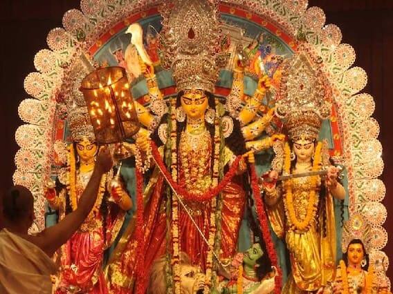 અષ્ટમી-નવમી પર રાત્રે દેવીની પૂજા કરવાથી બમણું ફળ મળે છે. અષ્ટમી-નવમીના દિવસે 9 અશોકના પાન સાથે માની સમક્ષ એક કલશ મુકો. જેમાં દેવી બ્રાહ્મી, મહેશ્વરી, કૌમરી, વૈષ્ણવી, વારાહી, નરસિંહી, ઈન્દ્રાણી અને ચામુંડાનું આહ્વાન કરો. આ દેવીઓ વિવિધ શક્તિઓનું પ્રતિનિધિત્વ કરે છે.