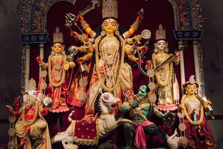 દુર્ગાષ્ટમી પર 11 પીપળાના પાન પર પર સિંદૂરમાં ઘી ભેળવીને રામનું નામ લખો. આ પાંદડાની માળા હનુમાનજીને અર્પણ કરો. એવું માનવામાં આવે છે કે આનાથી દરેક સંકટ દૂર થઈ જાય છે. બધી આફતો દૂર થઈ જાય છે.