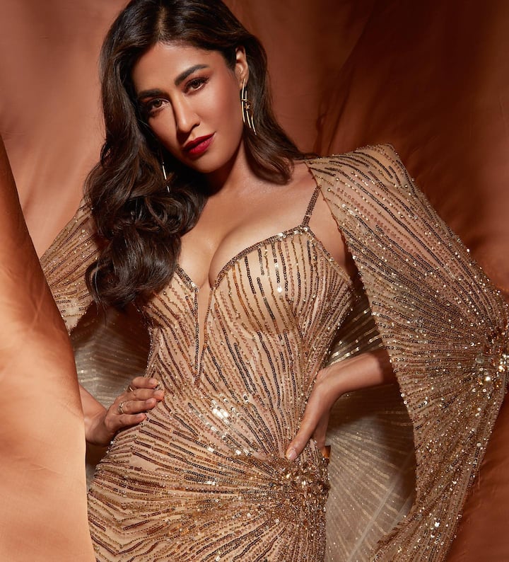 मोकळे केस, मिनिमल मेकअप आणि रेड लिपस्टिकमध्ये चित्रांगदा सिंह नेहमीप्रमाणे स्टनिंग दिसत आहे.