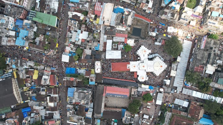 अंबाबाई मंदिरात देवीच्या दर्शनासाठी अलोट गर्दी होत आहे.