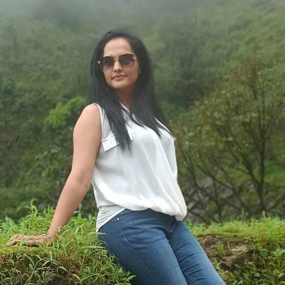 టీవీ ప్రేక్షకులను అలరిస్తున్న బెస్ట్ సీరియల్స్ లో 'గుప్పెడంత మనసు' ఒకటి. ఈ సీరియల్లో రిషికి తల్లి గా నటిస్తున్న జగతి హీరోయిన్ లా ఉందంటూ అందరి మన్ననలు పొందుతోంది.