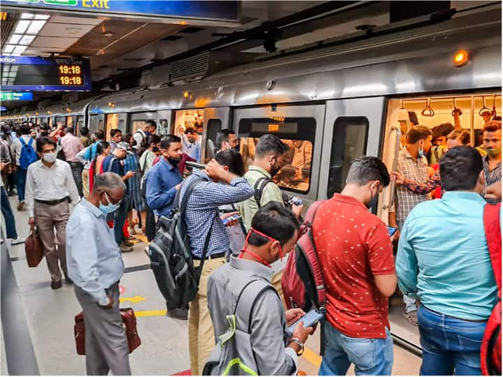 DMRC Announced Delhi Metro Blue Line will Disturbed today for maintenance work Delhi Metro: दिल्ली मेट्रो में सफर करने वालों के लिए जरूरी खबर, इस लाइन पर आज सेवाएं रहेंगी प्रभावित, चलेगा मरम्मत का काम