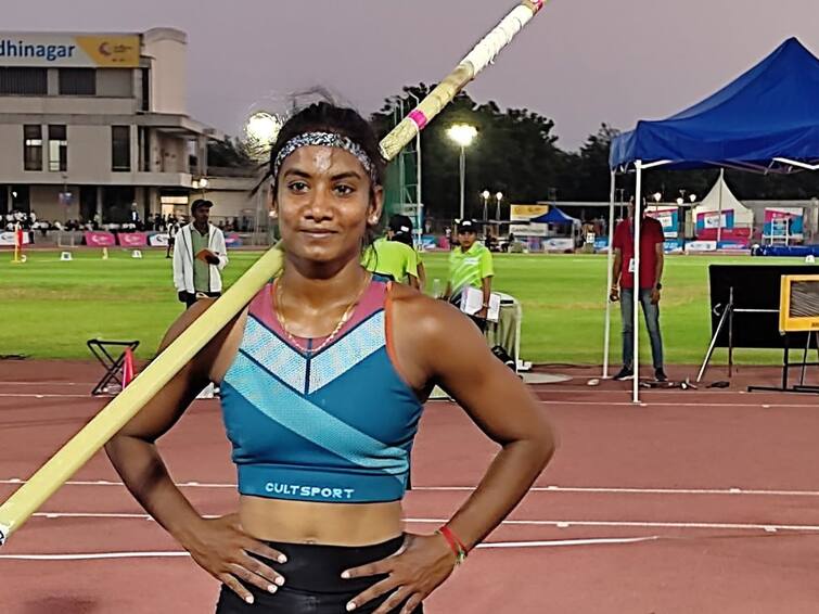 National Games 2022 Womens Pole Vault Rosy Meena Paulraj Tamil Nadu Set New National Record jump of 4.20m National Games 2022 : तामिळनाडूच्या रोसी मीना पॉलराजची कमाल, महिलांच्या पोल वॉल्ट खेळात सेट केला नवा राष्ट्रीय रेकॉर्ड