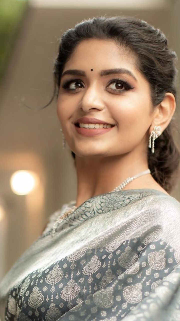 முதல் நாள் போட்டோஷுட்டில் தங்க நிற தாவணியை அணிந்திருந்தார் அதிதி