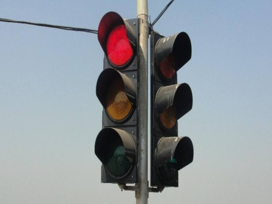 QR Codes Posted In Bengaluru Traffic Junctions To Address Cardiac Emergencies Karnataka: ట్రాఫిక్ సిగ్నల్స్ వద్ద QR కోడ్‌లు, స్కాన్ చేస్తే క్షణాల్లో ఆంబులెన్స్