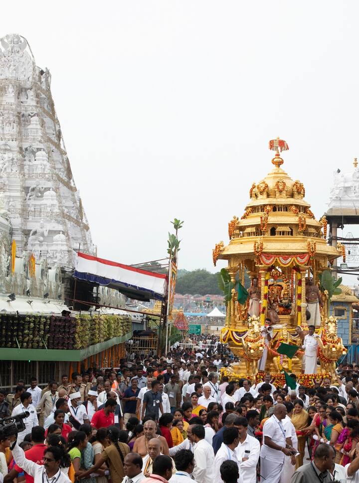 తిరుమల శ్రీవారి సాలకట్ల బ్రహ్మోత్సవాల్లో భాగంగా 6వ రోజైన ఆదివారం సాయంత్రం 4 నుంచి 6 గంటల వరకు శ్రీవారి బంగారు రథంలో భక్తులకు దర్శనమిచ్చారు.