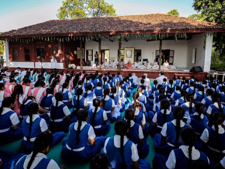 राष्ट्रपति द्रौपदी मुर्मू ने बापू की जयंती की पूर्व संध्या पर नागरिकों को बधाई दी और कहा कि यह देश के सभी लोगों के लिए शांति, समानता और सांप्रदायिक सद्भाव के मूल्यों के लिए खुद को समर्पित करने का दिन है. उन्होंने राष्ट्र के नाम संदेश में कहा कि महात्मा गांधी की 153वीं जयंती के अवसर पर मैं सभी देशवासियों की ओर से राष्ट्रपिता को श्रद्धांजलि अर्पित करती हूं.