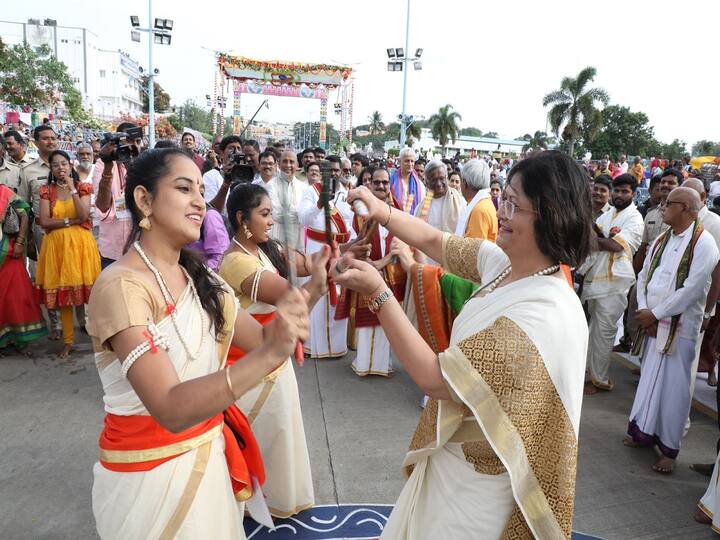 కోలాటం ఆడుతున్న సుప్రీం సీజేఐ సతీమణి