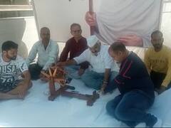 गांधी जयंती पर कर्णप्रयाग में राज्य आंदोलनकारी ने चरखा चलाकर किया सत्याग्रह, लगाया ये बड़ा आरोप