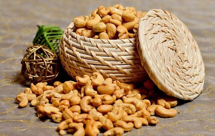 Benefits of Kaju: Eating cashew does not increase cholesterol, but the body has many benefits, it will provide protection. Benefits of Kaju : ਕਾਜੂ ਖਾਣ ਨਾਲ ਨਹੀਂ ਵਧਦਾ ਕੋਲੈਸਟ੍ਰਾਲ, ਪਰ ਸਰੀਰ ਨੂੰ ਹੁੰਦੇ ਕਈ ਫਾਇਦੇ, ਮਿਲੇਗਾ ਸੁਰੱਖਿਆ ਕਵੱਚ