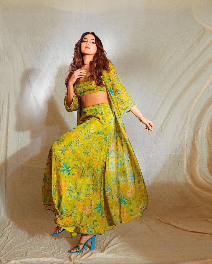 સોનાક્ષી સિન્હા દરેક લુકમાં સુંદર લાગે છે.