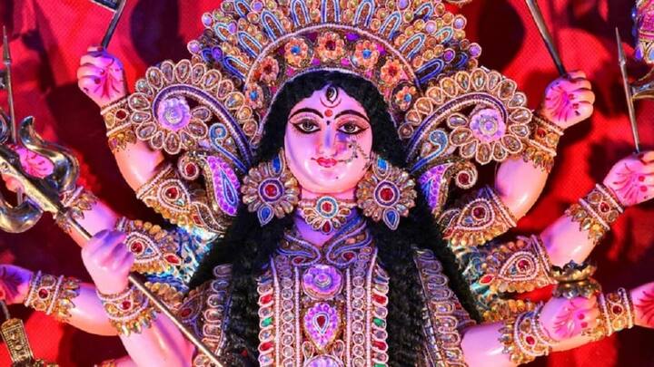 મહાઅષ્ટમીના દિવસે સંધ્યાની પૂજા બાદ રાત્રે શ્રી સૂક્તનો પાઠ કરવો જોઈએ. આ કારણે સાધકથી દેવી પ્રસન્ન થાય છે અને કામનાની પૂર્તિ કરે છે. આ વિધિ સાથે પાઠ કરતા પહેલા હાથમાં લાલ ફૂલ અને અક્ષત લઈને કોઈ વિશેષ મનોકામના પૂર્ણ કરવા માટે પ્રાર્થના કરો અને તેને દેવીને અર્પણ કરો.