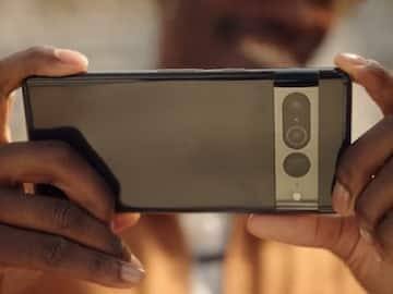 গুগল পিক্সেল ৭ প্রো ফোনে একটি ৬.৭ ইঞ্চির QHD+ OLED স্ক্রিন থাকতে পারে যার রিফ্রেশ রেট হতে পারে ১২৯ হার্টজ।