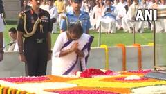 Gandhi Jayanti : राष्ट्रपती, पंतप्रधानांसह दिग्गजांकडून राजघाटावर महात्मा गांधीजींना अभिवादन