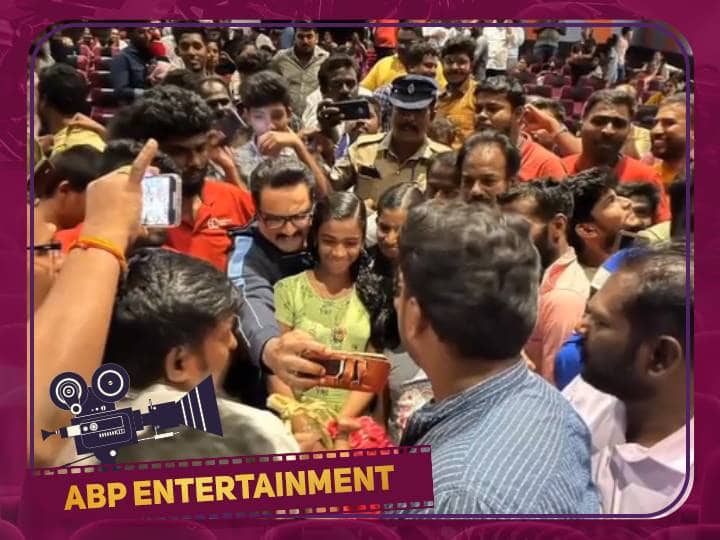 actor sarathkumar watching ponniyin selvan movie with fans Ponniyin selvan: ரசிகர்களுடன்  ‘PS 1’ கொண்டாட்டம்.. நெல்லை சீமையில் பெரிய பழுவேட்டரையர்.. வைரலாகும் வீடியோ!