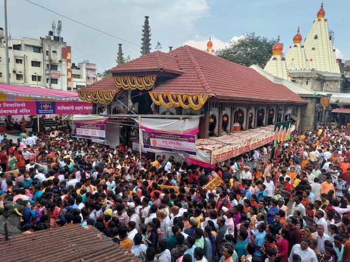 आजही रविवार असल्याने मंदिरात मोठी गर्दी झाली आहे.