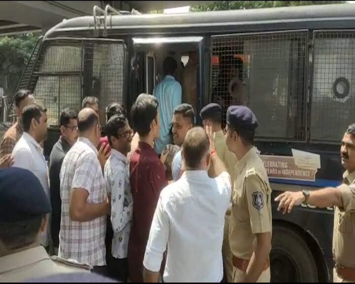Surat: Police detain Diamond Workers of Diamond Workers Union rally in Surat Surat: સુરતમાં ડાયમંડ વર્કર યુનિયનની રેલી યોજાય તે પહેલા પોલીસે રત્નકલાકારોની કરી અટકાયત