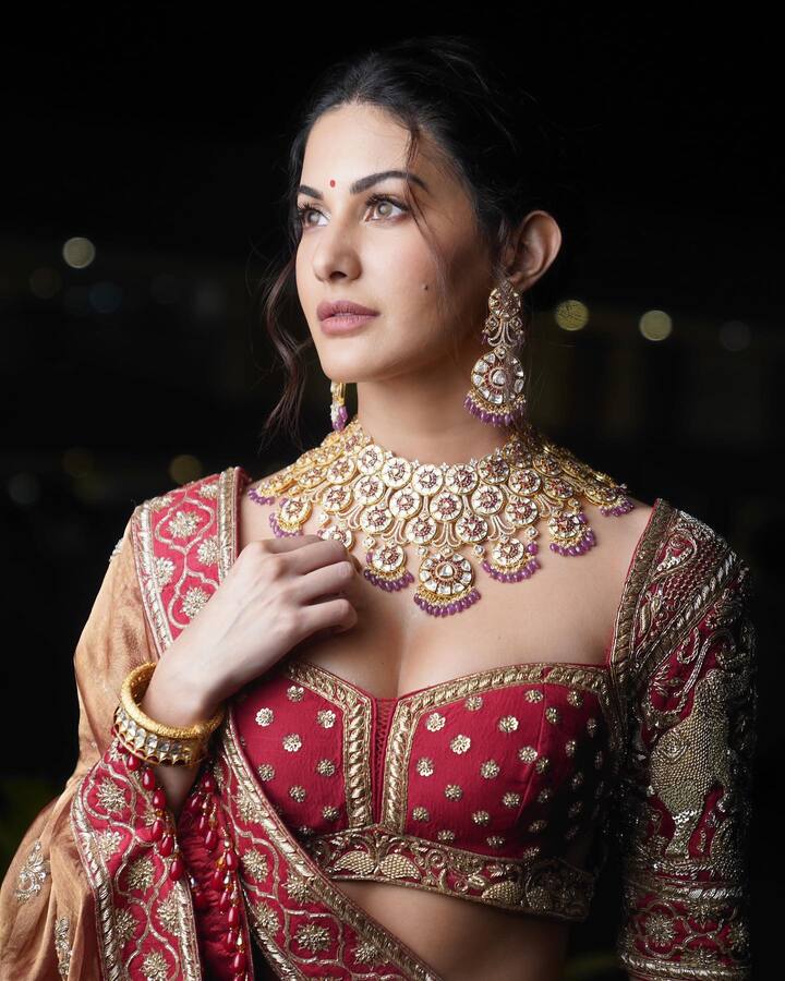 amyra dastur ਦੀਆਂ ਤਸਵੀਰਾਂ ਤੇ ਚਾਹੁਣ ਵਾਲੇ ਦਿਲ ਵਾਲੇ ਇਮੋਜੀ ਭੇਜਣ ਤੋਂ ਹਿਚਕਿਚਾਉਂਦੇ ਨਹੀ।