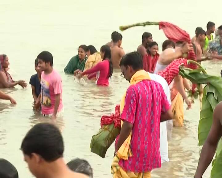 Nabapatrika: সপ্তমীর ভোরে ঘাটে ঘাটে ভিড়৷ ঊষালগ্নে নবপত্রিকা স্নান৷ দেবীকে ন’টি বৃক্ষরূপে কল্পনা৷ নবপত্রিকার মধ্যে দিয়েই প্রকৃতির সঙ্গে দেবীর এক চিরন্তন সম্পর্ক স্থাপন হয়৷