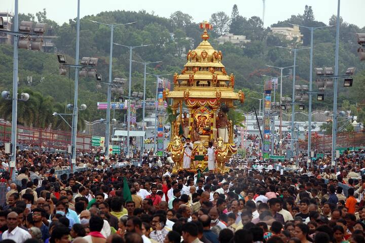 తిరుమాడ వీధుల్లో స్వర్ణరథం