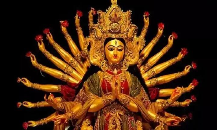 હવે દુર્ગા સપ્તશતીના મંત્રોનો 108 વાર જાપ કરો અને 12 વાગ્યે ઘરના મુખ્ય દરવાજા પર ગાયના ઘીનો દીવો પ્રગટાવો અને આખા ઘરમાં કલશનું પાણી છાંટો. આને મહાઅષ્ટમીનો ઉત્તમ ઉપાય માનવામાં આવે છે. તેનાથી બધી સિદ્ધિઓ પ્રાપ્તિનું વરદાન મળે છે.