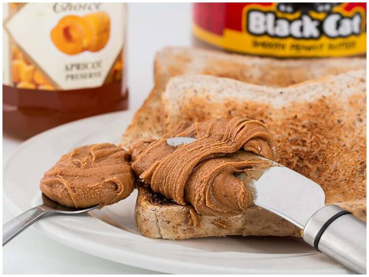 Eating peanut butter on bread? Do you know what the side effects are? Peanut Butter: బ్రెడ్ పై పీనట్ బటర్ పూసుకుని తింటున్నారా? దీని వల్ల కలిగే సైడ్ ఎఫెక్ట్స్ ఏమిటో తెలుసా?