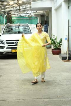 Rashmika Mandanna Pics: बिना मेकअप के येलो सूट में नजर आईं रश्मिका मंदाना, फैंस बोले- नेचुरल ब्यूटी