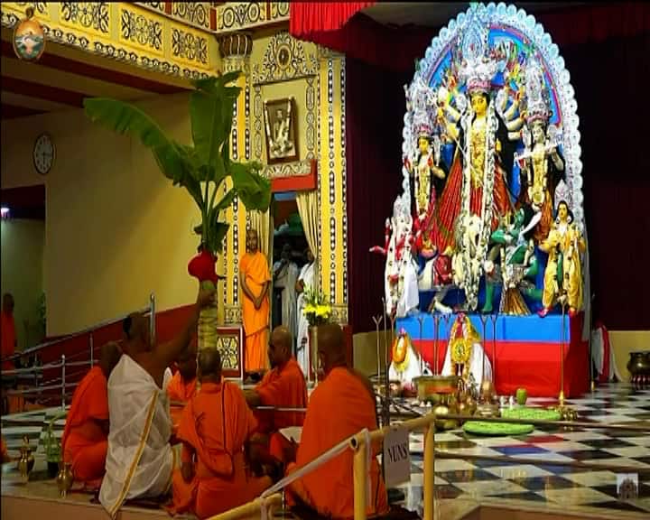 চলতি বছরে ভক্তবৃন্দরা ঠিক করোনার আগে যেমনভাবে মঠের পুজো উপভোগ করতেন এই বছরেও তেমন ভাবেই পুজো উপভোগ করতে পারবেন।