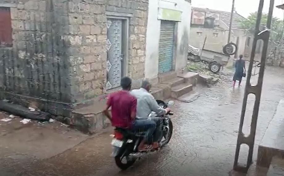 Gujarat Monsoon: નવરાત્રીના જામેલા રંગ વચ્ચે રાજ્યમાં કઈ જગ્યાએ ગાજવીજ સાથે પડ્યો વરસાદ ? ગરબા આયોજકોની વધી ચિંતા