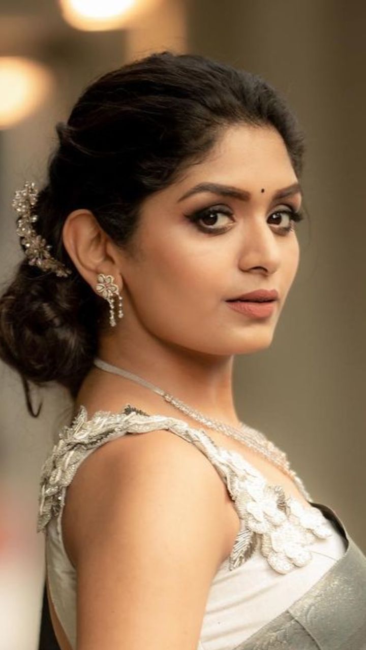 அதிதி சங்கர் நவராத்திரி ஸ்பெஷலாக தினமும் போட்டோஷுட் நடத்தி வருகிறார்