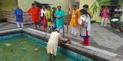 পরিবেশ সচেতনতার বার্তা, নয়ডায় আবাসনের সুইমিং পুলে নবপত্রিকা স্নান