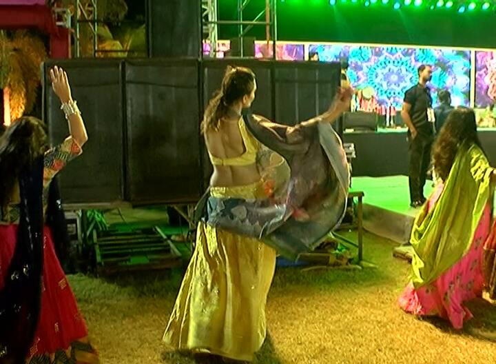 ગરબે રમતા યુવક- યુવતીએ અવનવા સ્ટેપ્સ કર્યા હતા.