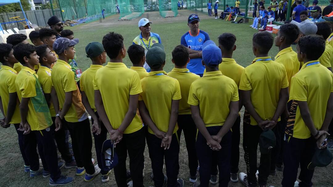 Rahul Dravid gives valuable tips to aspiring cricketers ahead of IND vs SA 2nd T20 Rahul Dravid: দ্বিতীয় টি-টোয়েন্টির আগে উঠতি ক্রিকেটারদের সঙ্গে সময় কাটালেন দ্রাবিড়