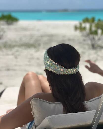 ਇਸ ਦੇ ਨਾਲ ਹੀ ਇਕ ਤਸਵੀਰ 'ਚ ਆਮਨਾ ਸ਼ਰੀਫ ਨੂੰ ਸਮੁੰਦਰ ਕਿਨਾਰੇ ਠਾਠਾਂ ਮਾਰਦੇ ਦੇਖਿਆ ਜਾ ਸਕਦਾ ਹੈ। ਉਸਨੇ ਪਿਛਲੇ ਪਾਸੇ ਤੋਂ ਪੋਜ਼ ਦਿੱਤਾ ਹੈ।