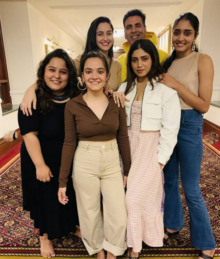 ZEE5 ने अपने ट्विटर हैंडल से 'रक्षाबंधन' के जल्द स्ट्रीम होने की जानकारी दी है. वो भी दिलचस्प अंदाज में. ट्वीट में लिखा है, ''हंसी, खुशी और ढेर सारी मस्ती के लिए हो जाइए तैयार, क्योंकि आ रही है 'रक्षाबंधन...सिर्फ जी5 पर.''