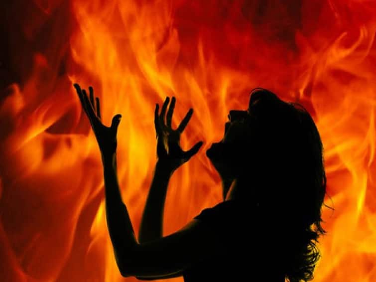 Maharashtra Woman Burnt Alive By Husband Dies Police Crime : வேறு பெண்ணுடன் தொடர்பு..! மனைவி, மகள்களை உயிருடன் எரித்த நபர்...! மகாராஷ்ட்ராவில் கொடூரம்