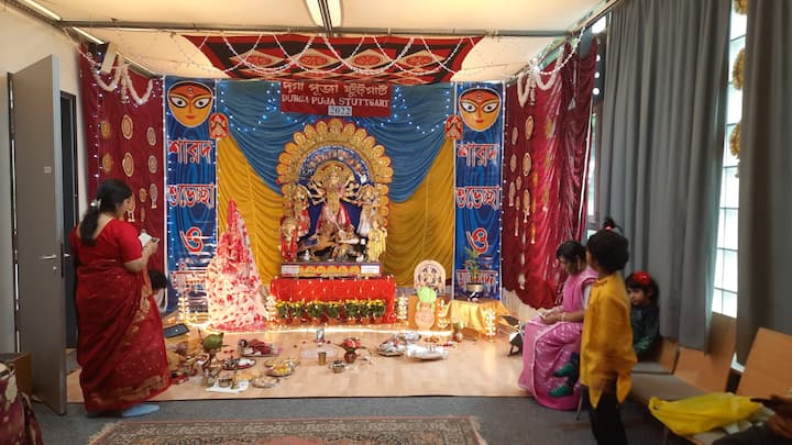 ঢাকে কাঠি পড়ে গিয়েছে। সপ্তমীতে পুরোদমে পুজোর মুডে বাংলা। তবে সদূর জার্মানিতে টাটকা পুজোর মেজাজ। আগরপাড়া থেকে যাওয়া ঢাকের বোলে মুখরিত পুজো প্রাঙ্গন। রীতি মেনে পুজোর আয়োজন স্টুটগার্টের দুর্গাপুজো।