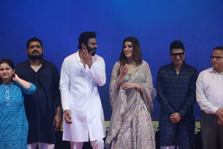 টিজার লঞ্চ অনুষ্ঠানে চোখে পড়ল নায়ক নায়িকার রসায়ন। এদিন টিজার লঞ্চের মঞ্চে হাজির ছিলেন দুই তারকাই।