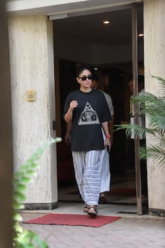 Kareena Saif New Car: करीना कपूर और सैफ अली खान ने खरीदी ब्रांड न्यू कार, कीमत जानकर उड़ जाएंगे होश