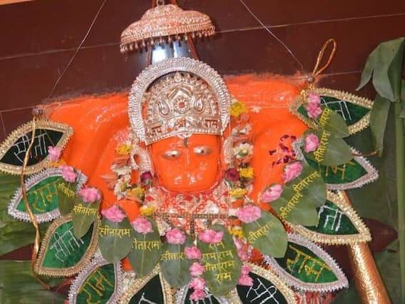 અષ્ટમી-નવમી પર રાત્રે દેવીની પૂજા કરવાથી બમણું ફળ મળે છે. અષ્ટમી-નવમીના દિવસે 9 અશોકના પાન સાથે માની સમક્ષ એક કલશ મુકો. જેમાં દેવી બ્રાહ્મી, મહેશ્વરી, કૌમરી, વૈષ્ણવી, વારાહી, નરસિંહી, ઈન્દ્રાણી અને ચામુંડાનું આહ્વાન કરો. આ દેવીઓ વિવિધ શક્તિઓનું પ્રતિનિધિત્વ કરે છે.