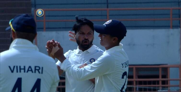 Bengal's Mukesh Kumar shines as Saurashtra all out for 98 in Irani Trophy Irani Trophy: অনবদ্য বাংলার মুকেশ, ইরানি ট্রফিতে ৯৮ রানে অল আউট সৌরাষ্ট্র