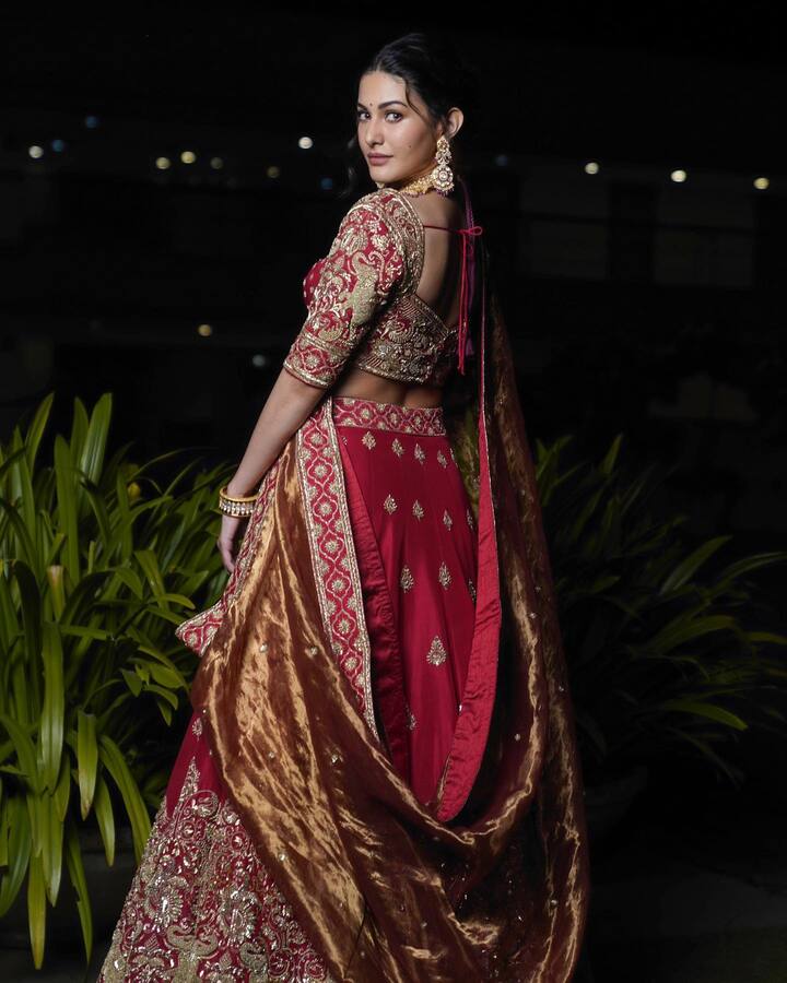 amyra dastur ਨੇ ਲਾਲ ਲਹਿੰਗੇ ਵਿੱਚ ਤਸਵੀਰਾਂ ਸਾਂਝੀਆਂ ਕੀਤੀਆਂ ਹਨ