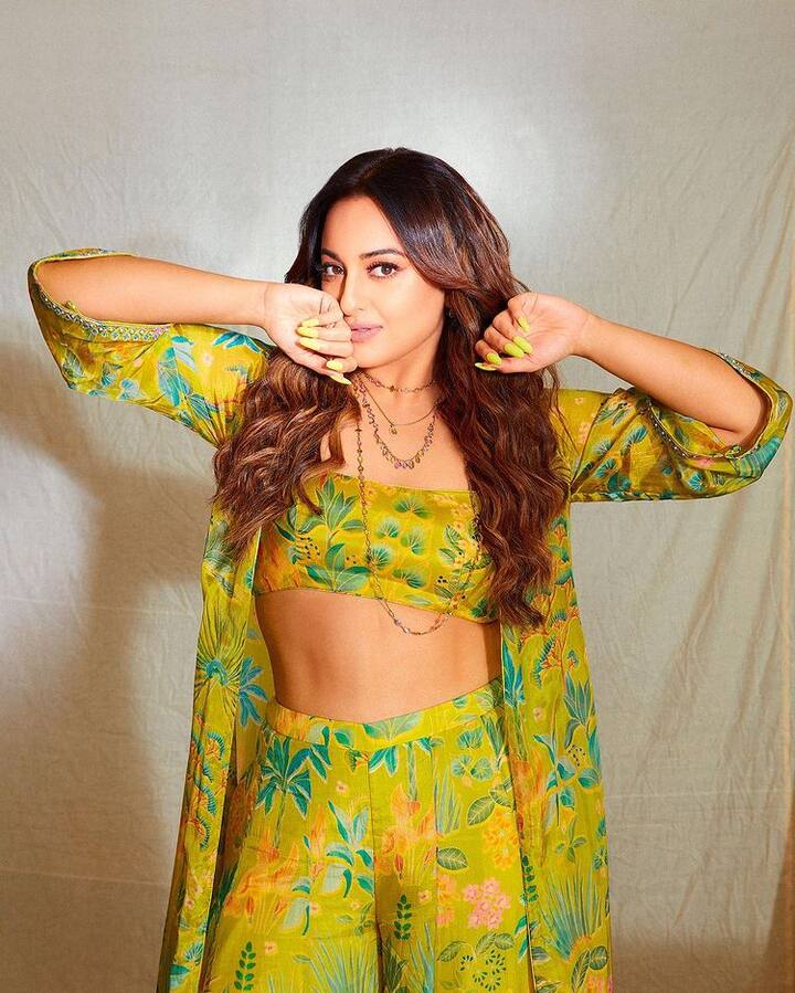 ફેન્સ સાથે કનેક્ટ રહેવા માટે સોનાક્ષી સિન્હા સોશિયલ મીડિયા પર ખુબ એક્ટિવ રહે છે.