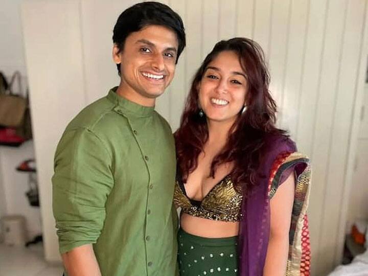 Ira Khan flaunts her engagement ring shares video with beau Nupur Shikhare आमिर खान की बेटी Ira Khan ने फ्लॉन्‍ट की इंगेजमेंट रिंग, मंगेतर के साथ मस्‍ती करते शेयर की Video